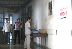 Nhân viên khoa Sản (Bệnh viện đa khoa tỉnh) nấu ăn ngay tại hành lang của khoa. (Ảnh chụp lúc 11 giờ 50 phút, ngày 8/9/2012).