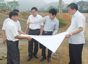 Lãnh đạo Huyện ủy Yên Thủy kiểm tra công tác đầu tư công tại các công trình trọng điểm đang thi công trên địa bàn huyện.