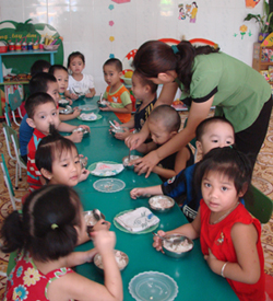 Huyện Mai Châu duy trì số nhóm, lớp nuôi ăn tại trường đạt tỷ lệ 96,1%, 100% trẻ 5 tuổi ăn bán trú.