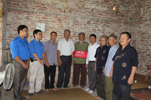 Đồng chí Quách Thế Ngọc, Bí Thư Tỉnh Đoàn thăm hởi, tặng quà hộ gia đình cựu TNXP cao tuổi tại xã Trung Minh (thành phố Hòa Bình).