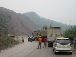 6 giờ 45 phút, ngày 19/9, khu vực đồi Quy Hậu (Tân Lạc) đã bị cấm đường để phục vụ việc thi công.