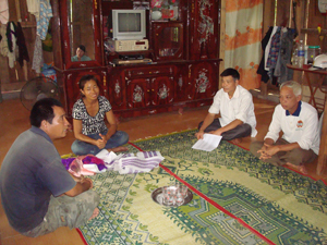 Lãnh đạo xã Piềng Vế (Mai Châu) thăm hỏi, động viên gia đình anh Ngần Văn Tuấn, xóm Băng vượt khó vươn lên thoát nghèo.