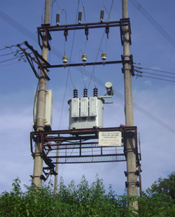 Trạm biến áp hiện nay của xã Hương Nhượng (Lạc Sơn) đã được đầu tư nâng cấp nhưng vẫn chưa đáp ứng nhu cầu sử dụng điện của các hộ dân trong xã.