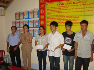 Kết thúc năm học 2011-2012, dòng họ Vũ Đình (Yên Trị - Yên Thủy) đã khen thưởng 13 em, nhiều em thi đỗ đại học và các trường chuyên của tỉnh.