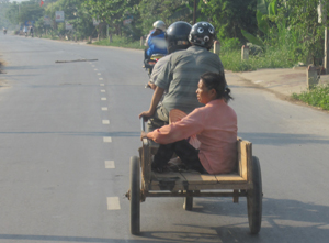 Xe mô tô vừa kéo xe ba gác vừa trở quá số người quy định (ảnh chụp lúc 8 giờ ngày 7/9 tại thị trấn Cao Phong).
 
