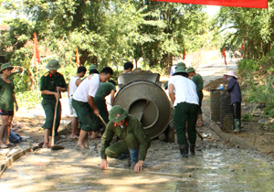 Trong diễn tập chiến đấu trị an năm 2012, xã Địch Giáo (Tân Lạc) đã huy động hàng trăm ngày công của LLVT và nhân dân tham gia đổ 800 m đường bê tông theo tiêu chuẩn đường NTM.
