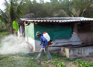 Lực lượng thú y huyện Lương Sơn tổ chức phun tiêu độc khử trùng khống chế dịch cúm lây lan.