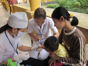 Bệnh nhi mắc chứng bệnh viêm đường hô hấp đang được điều trị tại Bệnh viện đa khoa huyện Đà Bắc.