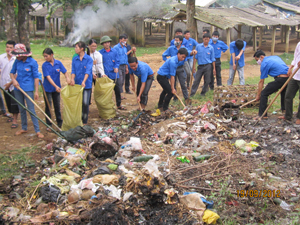 Ngay sau lễ ra quân, ĐV-TN đã tiến hành thu gom rác thải tại chợ Re (xã Ân Nghĩa, huyện Lạc Sơn).