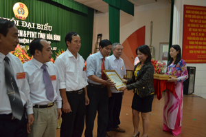Đại diện Công đoàn ngành NN&PTNT Việt Nam tặng bằng khen cho 5 cá nhân tiêu biểu.