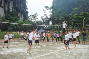 Trận thi đấu chung kết giữa đội tuyển bóng chuyền nữ xã Lỗ Sơn và thị trấn Mường Khến.