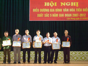 Lãnh đạo Huyện ủy Cao Phong trao giấy khen cho các gia đình văn hóa tiêu biểu xuất sắc giai đoạn 2007 – 2012.
