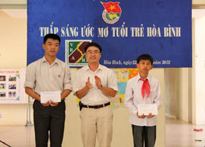 Đồng chí Quách Thế Ngọc, Bí thư tỉnh Đoàn tặng quà cho 2 bạn Lê Minh Thành và Nguyễn Trường Giang.