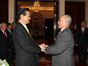 Thủ tướng Nguyễn Tấn Dũng tiếp kiến Quốc vương Campuchia Norodom Sihamoni. (Ảnh: Đức Tám/TTXVN).