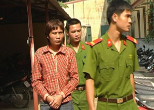 Đối tượng Bùi Văn Duy bị lực lượng chức năng huyện Lạc Sơn bắt sau 2 ngày gây ra vụ cướp giật.