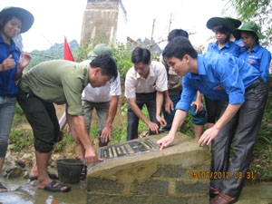 Gắn biển công trình thanh niên chào mừng Đại hội Tỉnh đoàn lần thứ XV tại xóm Lục Đồi, xã Kim Bình, huyện Kim Bôi.