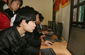 Lao động tra cứu nhu cầu tuyển dụng tại sàn giao dịch việc làm huyện Lạc Sơn năm 2012.