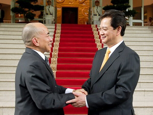 Thủ tướng Nguyễn Tấn Dũng chào mừng Quốc vương Norodom Sihamoni sang thăm Việt Nam. (Nguồn: chinhphu.vn)