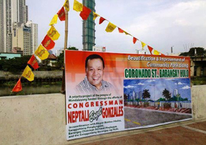 Các chính trị gia Philippines thích gắn hình ảnh của mình vào các công trình dân sinh làm từ tiền thuế của dân - Ảnh: Facebook của Anti-Epal