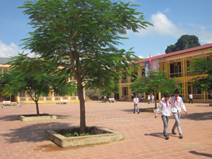 Quá trình phấn đấu đạt Chuẩn quốc gia, trường THCS thị trấn Cao Phong đã được đầu tư cơ sở vật chất khang trang, đáp ứng nhu cầu dạy và học.