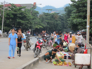 Hành lang cầu Đồng Tiến (thành phố Hòa Bình) dành cho người đi bộ bị lấn chiếm để họp chợ làm ảnh hưởng đến trật tự an toàn giao thông.