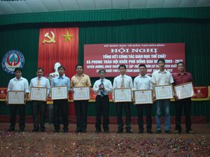 Được sự ủy quyền của Chủ tịch UBND tỉnh, đồng chí Nguyễn Minh Thành giám đốc Sở GD&ĐT đã trao bằng khen của UBND tỉnh cho 14 tập thể, 36 cá nhân có thành tích xuất sắc.

