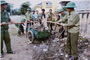 Hội Viên Hội CCB xã Dũng Phong (Cao Phong) tham gia thu gon rác thải tại khu vực chợ Dũng Phong.