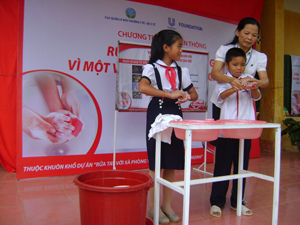 Hướng dẫn thực hành rửa tay với xà phòng cho học sinh tiểu học xã Tu Lý.