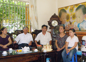 Một buổi họp đại diện các gia đình dòng họ Hà Đức Khải (Mai Châu) trong việc bàn về công tác khuyến học năm học 2012 - 2013.