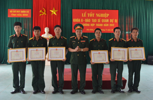Thiếu tướng Bùi Đình Phái tặng giấy khen cho 6 học viên tốt nghiệp loại giỏi.