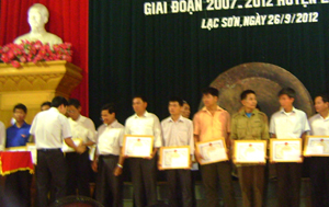 Lãnh đạo Sở VH, TT & DL trao giấy khen của UBND huyện Lạc Sơn cho các gia đình văn hóa tiêu biểu xuất sắc giai đoạn 2007 – 2012.
