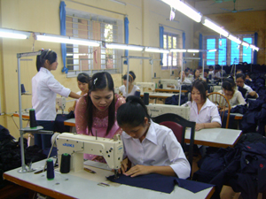Học viên thực hành tại lớp may công nghiệp.