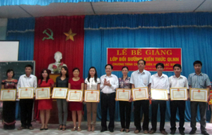 Thạc sỹ Nguyễn Văn Vân - Phó Hiệu trưởng trường Chính trị tỉnh trao giấy khen cho các  học viên đạt thành tích xuất sắc trong khoá học.