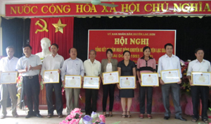 UBND huyện Lạc Sơn trao tặng giấy khen cho 5 tập thể, 10 cá nhân có thành tích xuất sắc trong hoạt động khuyến nông những năm qua