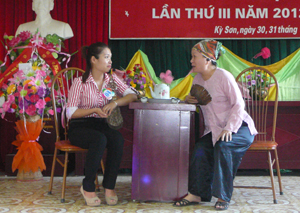 Hội phụ nữ thị trấn Kỳ Sơn tham gia hội thi hòa giải viên năm 2012 nhằm tuyên truyền, phổ biến pháp luật đến người dân.