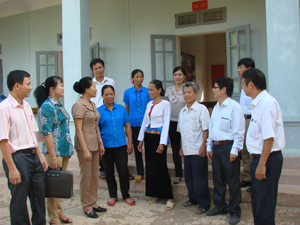 Lãnh đạo Hội khuyến học tỉnh trong 1 lần đến thăm, trao đổi với các học viên ở Trung tâm.