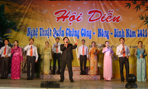Trong năm qua, huyện Yên Thuỷ đã tổ chức nhiều đêm biểu diển văn hoá, văn nghệ về chủ đề “Học tập và làm theo tấm gương đạo đức Hồ Chí Minh”.