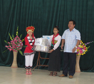 Lãnh đạo Sở LĐ- TB&XH tặng quà Trung thu cho học sinh trường THPT DTNT xã Mường Chiềng (Đà Bắc).