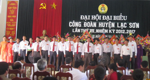 Ra mắt BHC công đoàn huyện Lạc Sơn khoá mới gồm 21 đồng chí.
