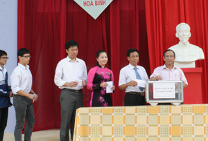 Cán bộ, giáo viên và học sinh trường THPT chuyên Hoàng Văn Thụ quy góp ủng hộ Quỹ khuyến học tỉnh.