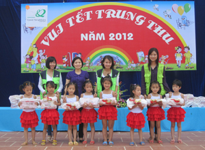 Đại diện các đơn vị tổ chức chương trình tặng quà cho các em nhỏ tại trường mầm non Thái Bình (thành phố Hòa Bình).