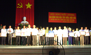 Đại diện BCĐ phong trào “Toàn dân đoàn kết xây dựng đời sống văn hóa” huyện Kim Bôi trao giấy khen của UBND huyện cho các gia đình văn hóa tiêu biểu xuất sắc giai đoạn 2007 - 2012.