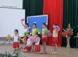 Các em nhỏ lớp năng khiếu múa tập luyện các tiết mục văn nghệ chuẩn bị cho Tết Trung thu.
