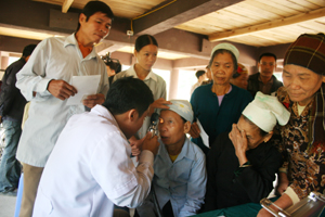 Y - bác sĩ Bệnh viện mắt T.ư  tư vấn, khám, mổ mắt miễn phí cho người cao tuổi nghèo huyện Kim Bôi.