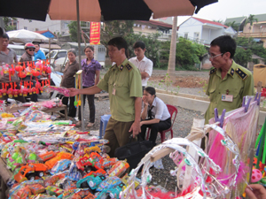 Đoàn kiểm tra liên ngành BCĐ 127/ĐP tỉnh kiểm tra sản phẩm đồ  chơi Trung thu tại thị trấn Lương Sơn (Lương Sơn).