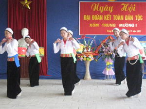 Người dân xóm Trung Mường, xã Yên Quang phát huy tinh thần đoàn kết tích cực xây dựng ĐSVH ở KDC.