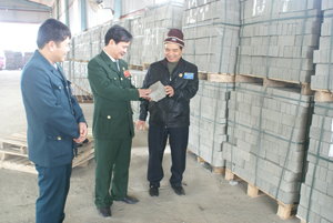 CCB Đinh ý Quỳnh, xã Mông Hoá (Kỳ Sơn) giới thiệu với hội viên Hội CCB tỉnh và huyện về quy trình sản xuất gạch bê tông chất lượng cao của công ty.
