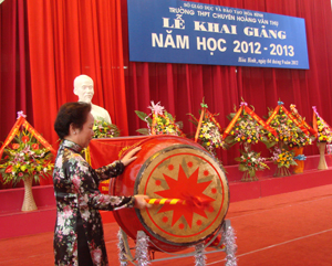Phó Chủ tịch nước Nguyễn Thị Doan đánh trống khai giảng năm học 2012 - 2013 tại trường THPT chuyên Hoàng Văn Thụ.
