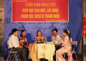 Đại diện các nganh thành viên BCĐ thực hiện Đề án, giao lưu với các cha, mẹ có con trong độ tuổi VTN tại xã Thống Nhất.