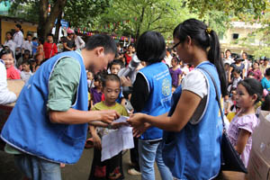 Các em nhỏ được các tình nguyện viên tư vấn chăm sóc răng tốt và nhận các phần quà của chương trình.